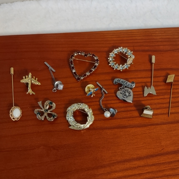 Costume Jewelry Lot of 13 Brooches and Pins - Picture 5 of 5